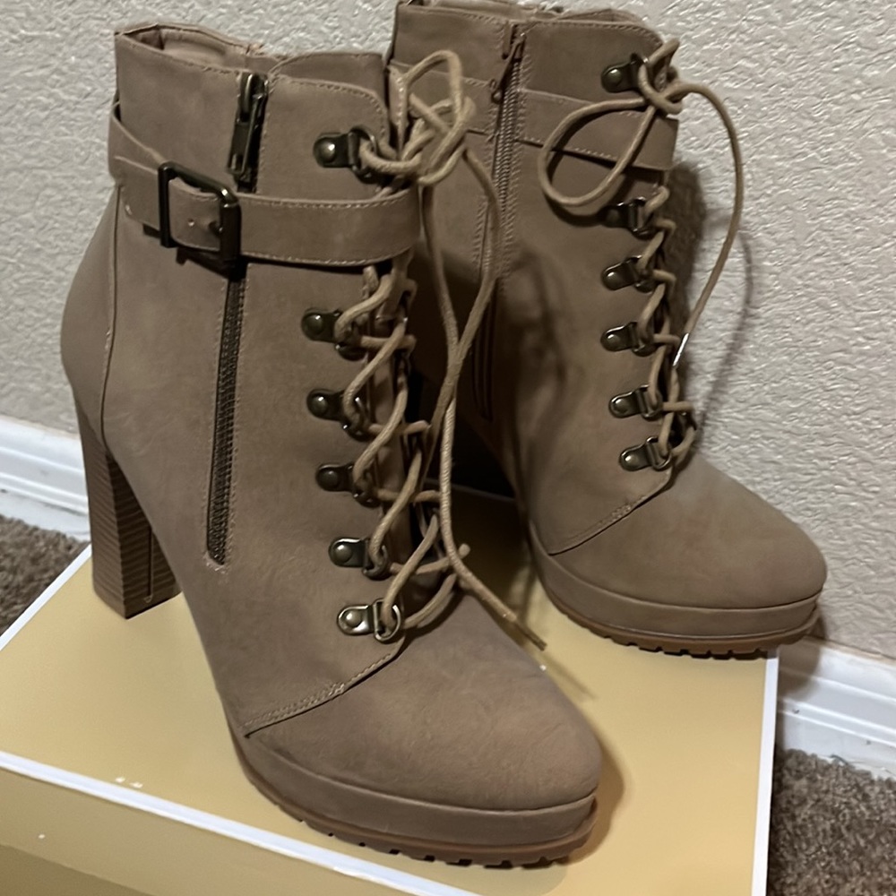 🎉NEW!! Beautiful heel booties